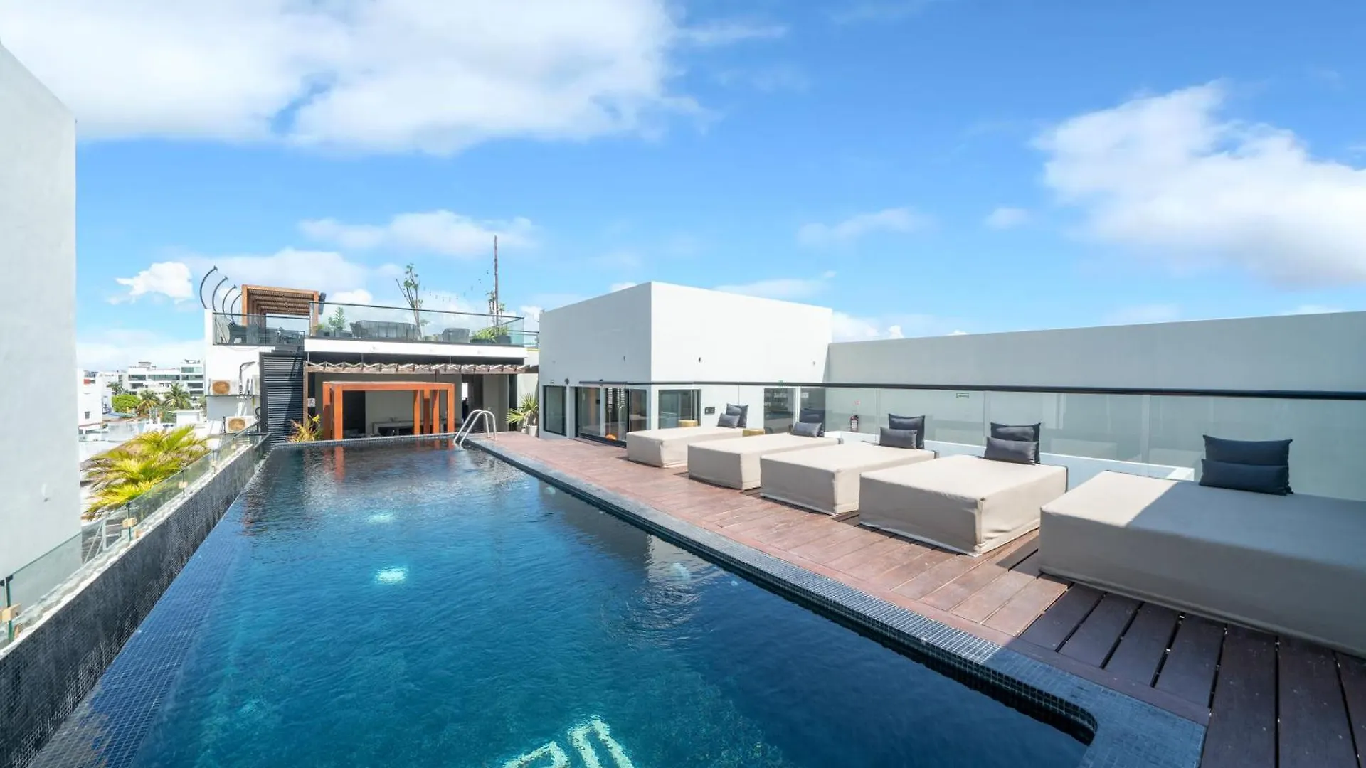1 Bedroom Condo With Rooftop Pool & Bar - At It Residences - Condo Iris Плая-дель-Кармен 0*,  Мексика
