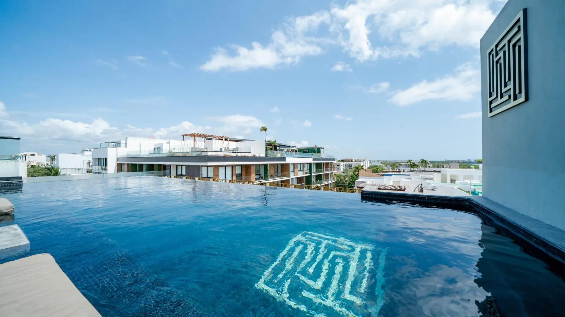 Апартаменты 1 Bedroom Condo With Rooftop Pool & Bar - At It Residences - Condo Iris Плая-дель-Кармен