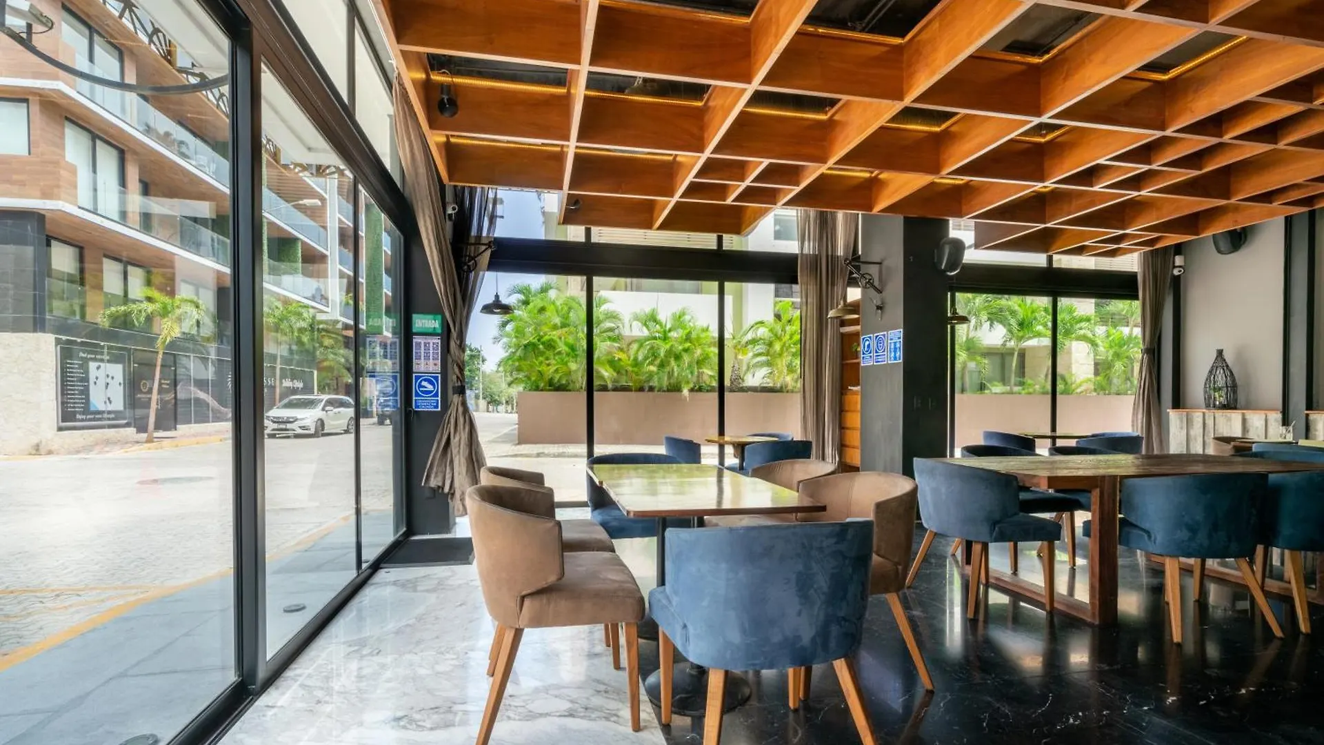 1 Bedroom Condo With Rooftop Pool & Bar - At It Residences - Condo Iris Плая-дель-Кармен